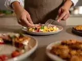 Cikkek: Napi menü, 2026. július 13.: friss aperitifkoszorú, parmezános tortellini és könnyű piskóta keksz