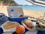 Cikkek: Miért érezzük olyan éhesnek magunkat a strandon? Mi áll ennek a jól ismert érzésnek a hátterében?