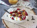 Recept Skyr tál piros gyümölccsel, mogyoróvajjal és csokoládéval