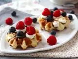 Recept Gyümölcs, csokoládé és tejszínhabos gofri