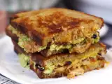 Recept Amerikai stílusú grillezett sajtos maxi szendvics: csirke, avokádó, bacon