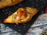 Recept Pizzaszerű csónakos tekercsek paradicsommal, sonkával és mozzarella mártással töltve