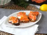 Recept Friss kecskesajt és füstölt lazac pirítóson