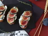 Recept Füge, friss kecskesajt, méz és rozmaring szendvicsek