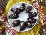 Recept Házi készítésű snickers: datolya, mogyoró és csokoládé - egészséges snack hozzáadott cukor nélkül.