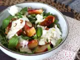 Recept Édes és sós saláta sült őszibarackkal, rukkolával és burratával (édes nyári ízek)