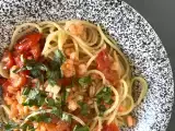 Recept Spagetti garnélarákkal és cseresznyeparadicsommal, egy gyors recept egy ízletes első fogáshoz