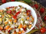 Recept Vegetáriánus rizssaláta: feta, kukorica, sárgarépa, borsó, cseresznyeparadicsom és menta.