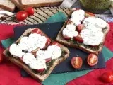 Recept Bruschetta pestóval, cseresznyeparadicsommal és mozzarella sajttal
