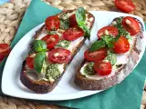 Recept Friss sajtos, pestós és cseresznyeparadicsomos szendvicsek