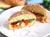 Recept Pácolt csirkés szendvics káposztasalátával, paradicsommal és bazsalikommal