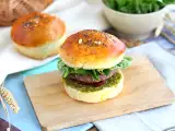 Recept Olasz stílusú burger: pesto szósz, napon szárított paradicsom, mozzarella
