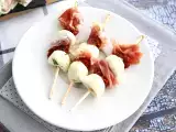 Recept Mozzarella, pácolt sonka és aszalt paradicsomos aperitif kebabok