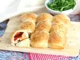 Recept Pizza zsemle sonkás-sajtos töltelékkel