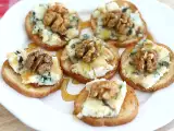Recept Pirítós rokforttal, dióval és mézzel