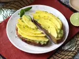 Recept Avokádó pirítós mangóval és lime-mal: friss, gyors és ízletes recept
