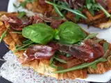 Recept Croffle, a gofri-stílusú croissant füge lekvárral, kecskesajttal és ibériai pácolt sonkával.