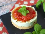 Recept Egyadagos sós sajttorta bazsalikommal és cseresznyeparadicsommal: ízletes ötlet büfékhez és aperitifekhez