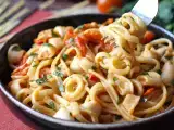Recept Tészta fagyasztott tintahallal és cseresznyeparadicsommal: egyszerű és ízletes recept