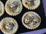 Recept Halloweeni lepény gombával, fokhagymás és gyógynövényes sajttal