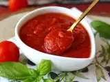 Recept Telt ízű nyers paradicsomszósz, amely ideális pizza vagy pinsa tetejére.