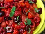 Recept Piros gyümölcssaláta: eper, málna, cseresznye és görögdinnye, tökéletes nyárra!