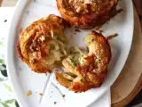 Recept Cruffins, a croissant és a muffin kombinációja, ebben az esetben parmezánnal és mozzarellával sózva.