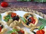 Recept Kenyérkosár mozzarellával, cseresznyeparadicsommal és fekete olajbogyóval
