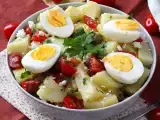 Recept Burgonyasaláta feta sajttal, tojással és koktélparadicsommal