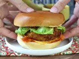 Recept Koreai módra panírozott csirke-burger: ropogós, fűszeres és rendkívül ínycsiklandó