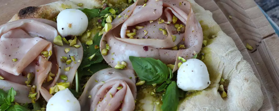 Pinsa pestóval és mortadellával, 10 perc alatt kész!