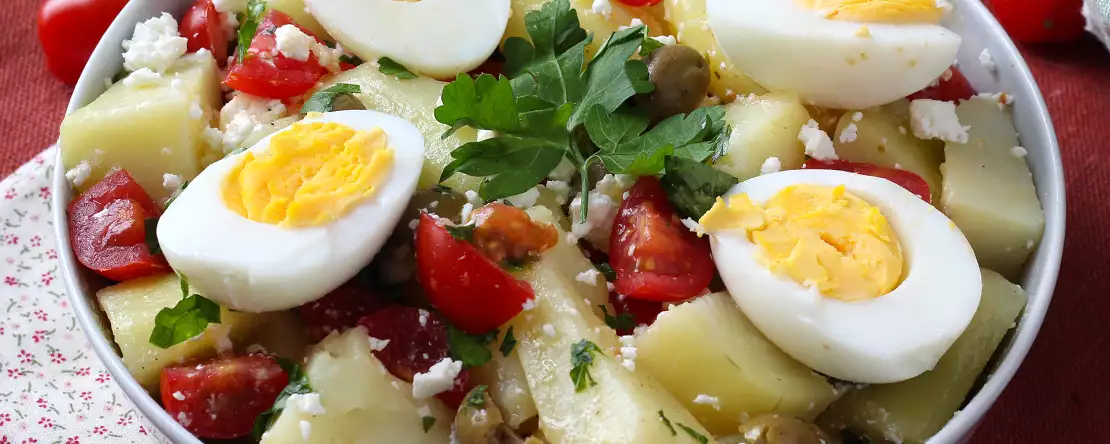 Burgonyasaláta feta sajttal, tojással és koktélparadicsommal