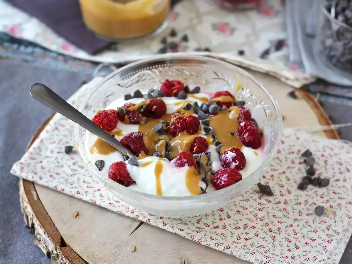 Recept Skyr tál piros gyümölccsel, mogyoróvajjal és csokoládéval