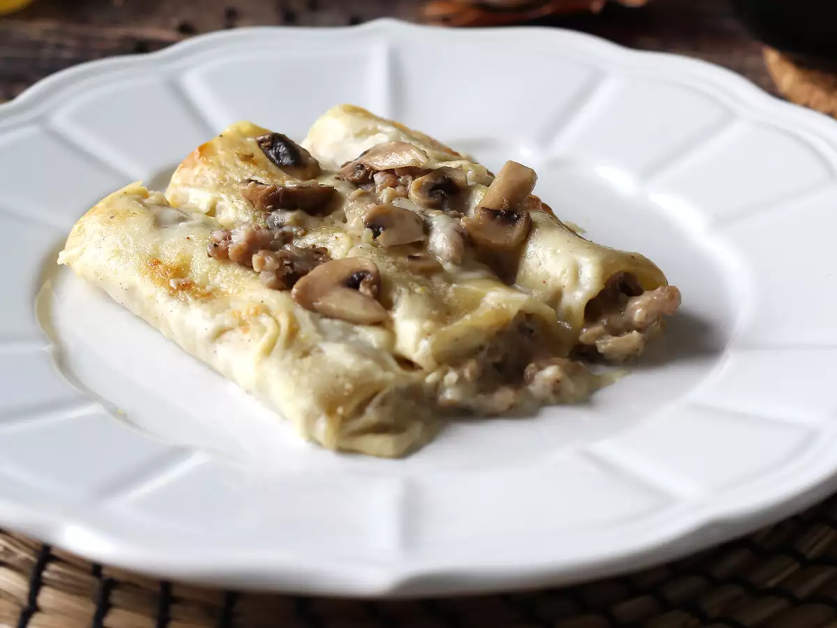 Recept Cannelloni gomba és kolbász: egy gazdag és ízletes első fogás
