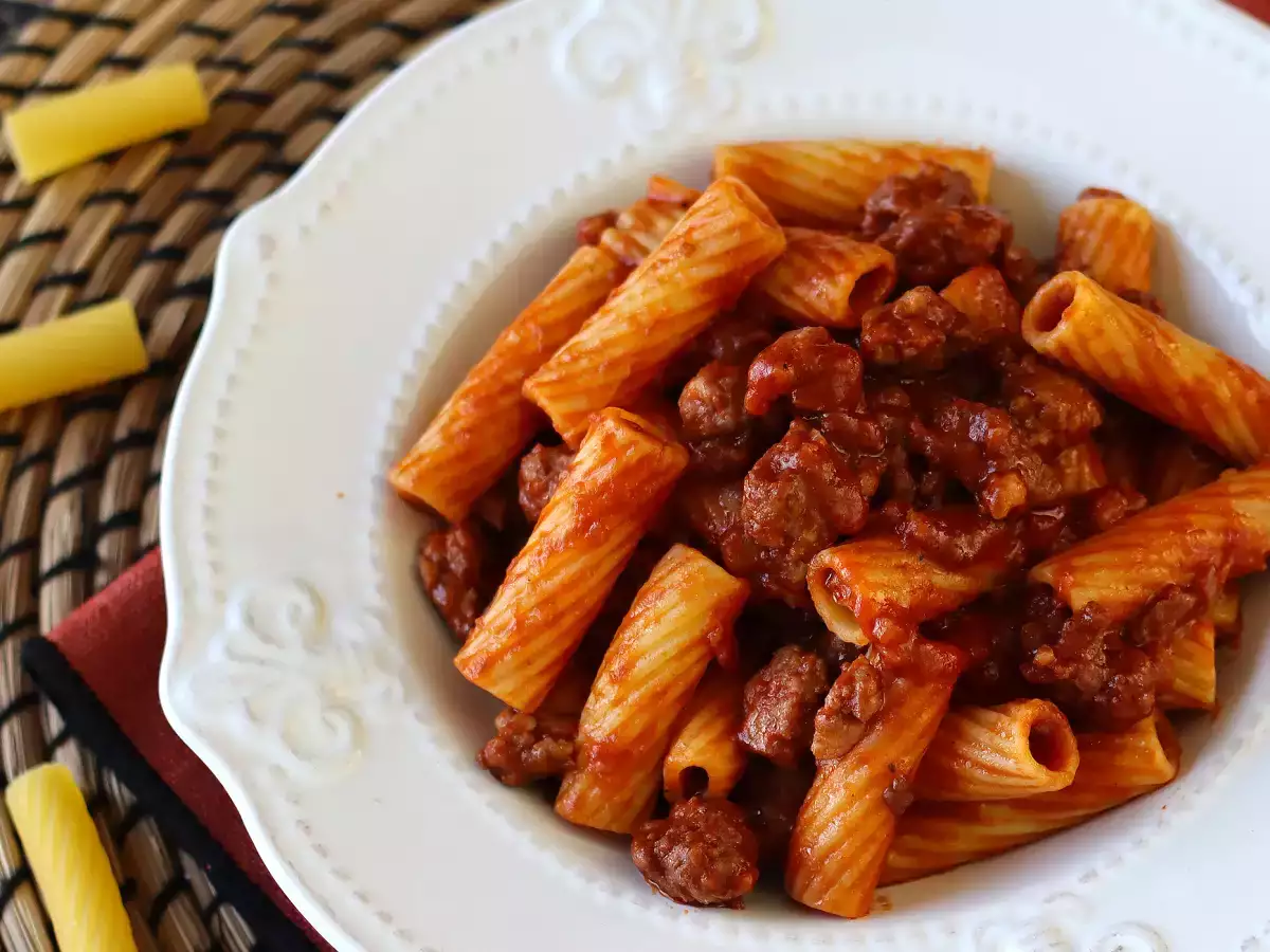 Recept Tészta kolbászmártással: egyszerű étel intenzív ízzel