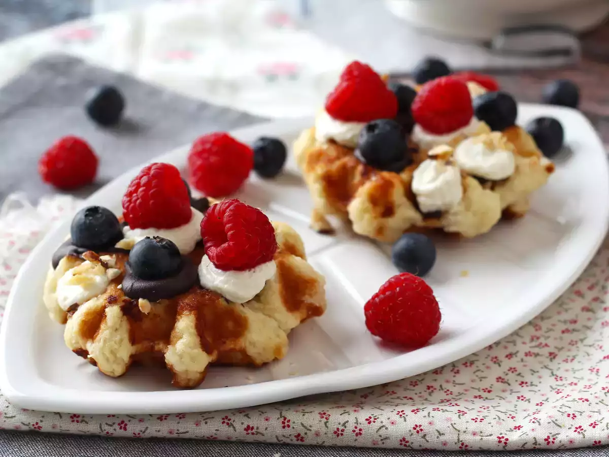 Recept Gyümölcs, csokoládé és tejszínhabos gofri
