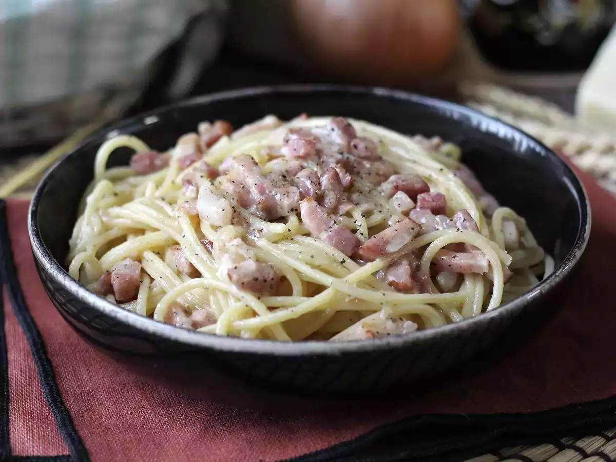 Recept Tészta szalonnával: egyszerű, olcsó és krémes