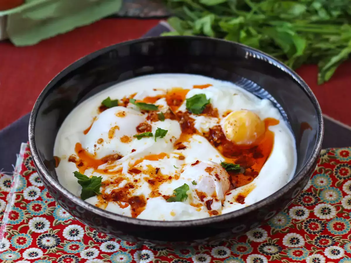 Recept Török stílusú tojás joghurtos alapon, fűszeres olajjal - çilbir
