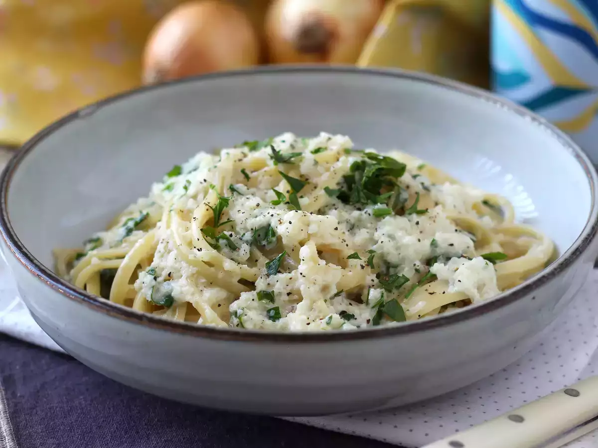 Recept Krémes hagymás tészta: ízletes és szuper olcsó első fogás!