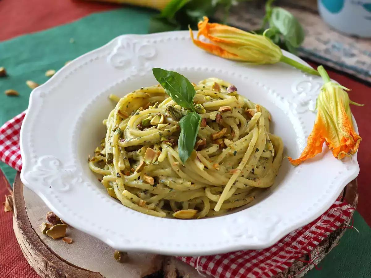 Recept Tészta cukkinivirággal, ricottával és pisztáciával