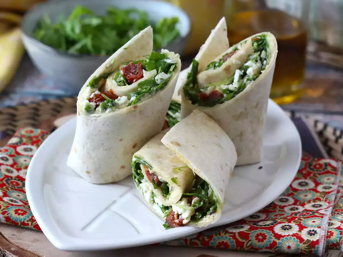 Recept Hummusszal, rukkolával, paprikával és fetával töltött mediterrán wrap
