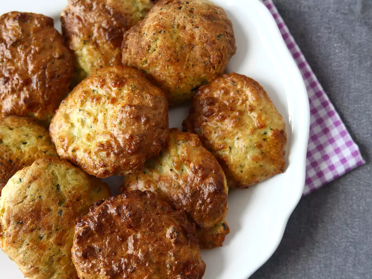 Recept Air fryer cukkini fánkok joghurtos és fetás szósszal