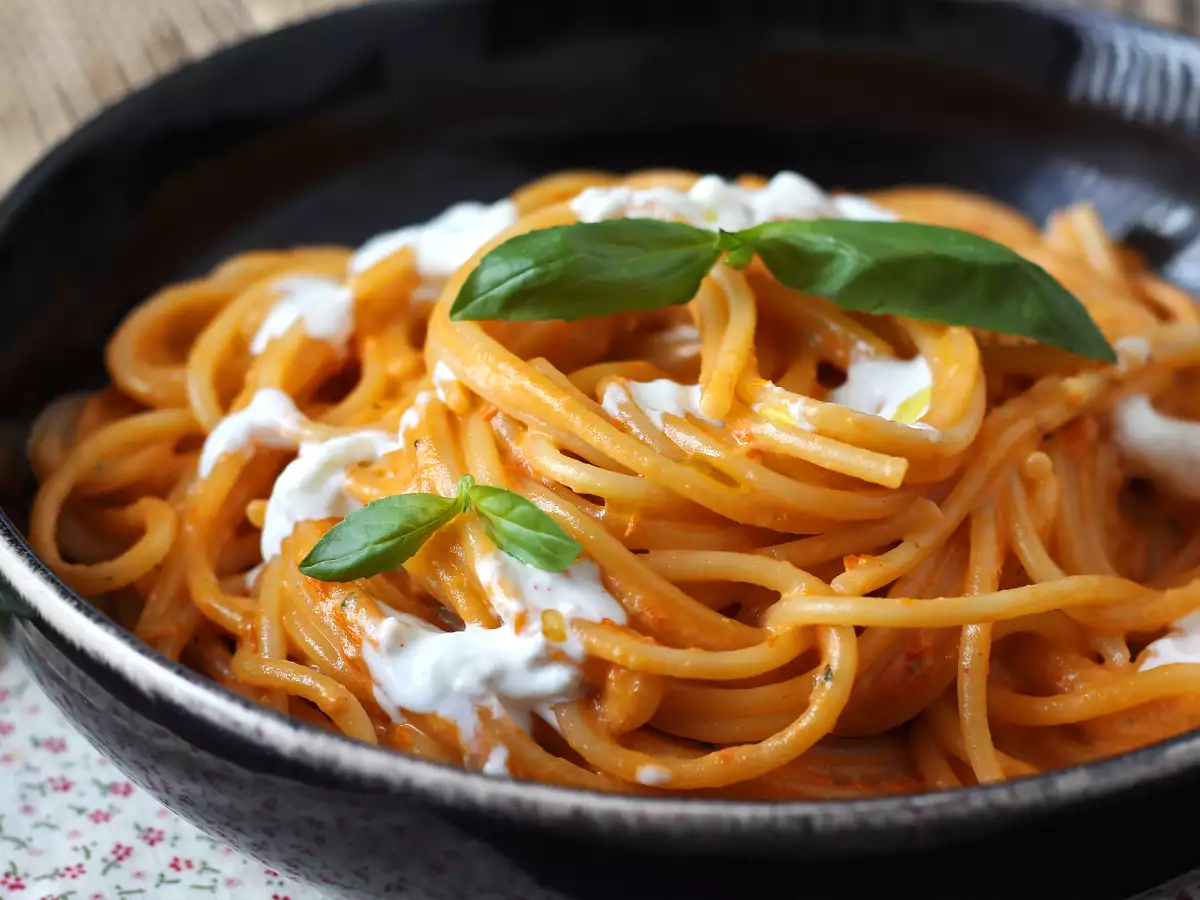 Recept Krémes tészta burratával és cseresznyeparadicsommal