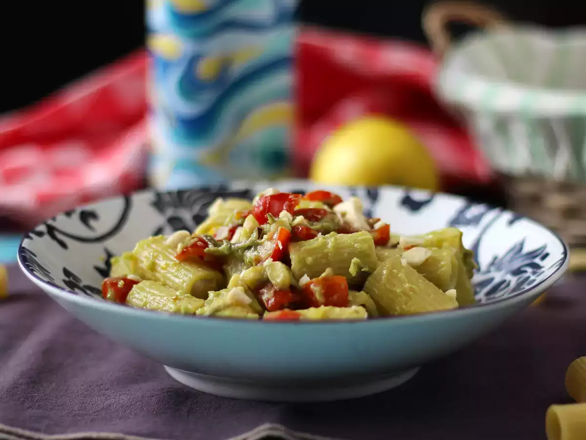Recept Hideg tészta avokádókrémmel, mandulával és cseresznyeparadicsommal: vegetáriánus és nagyon finom!