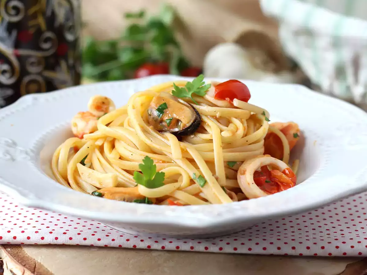 Recept Tészta fagyasztott tenger gyümölcseivel, az ízletes és nagyon gyors első fogás