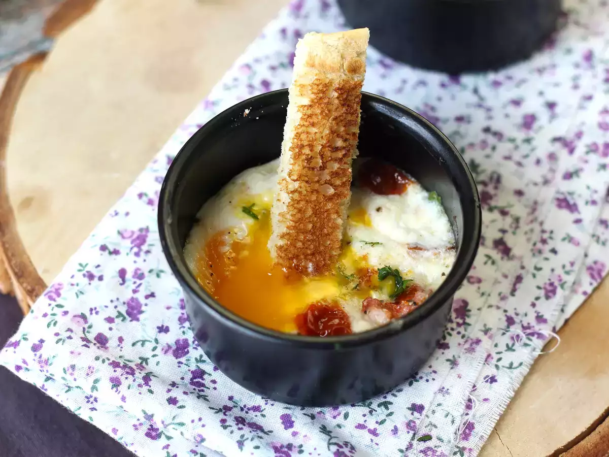 Recept Tojásos ragu kecskesajttal és napon szárított paradicsommal a légsütőben!