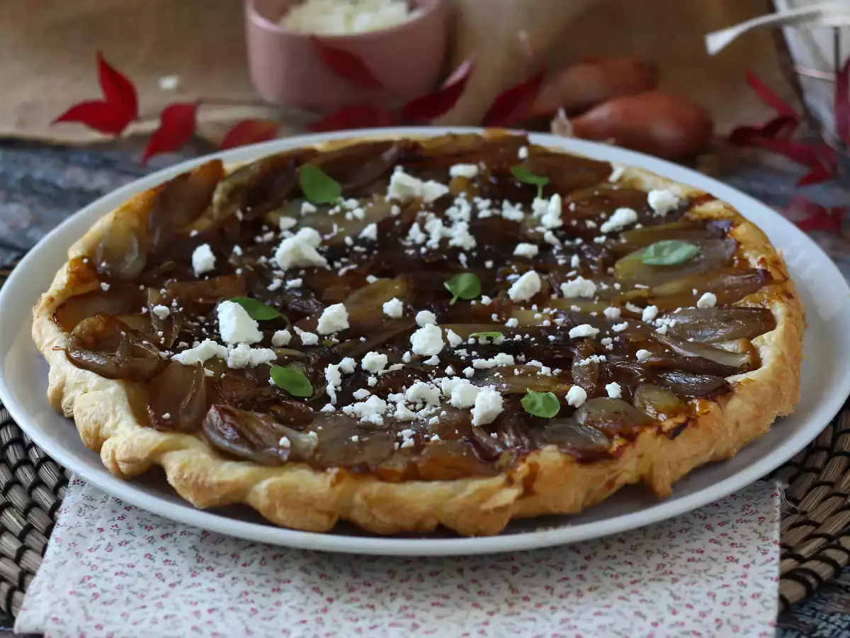 Recept Tarte tatin mogyoróhagymával és fetával, az ellenállhatatlan sós változat!