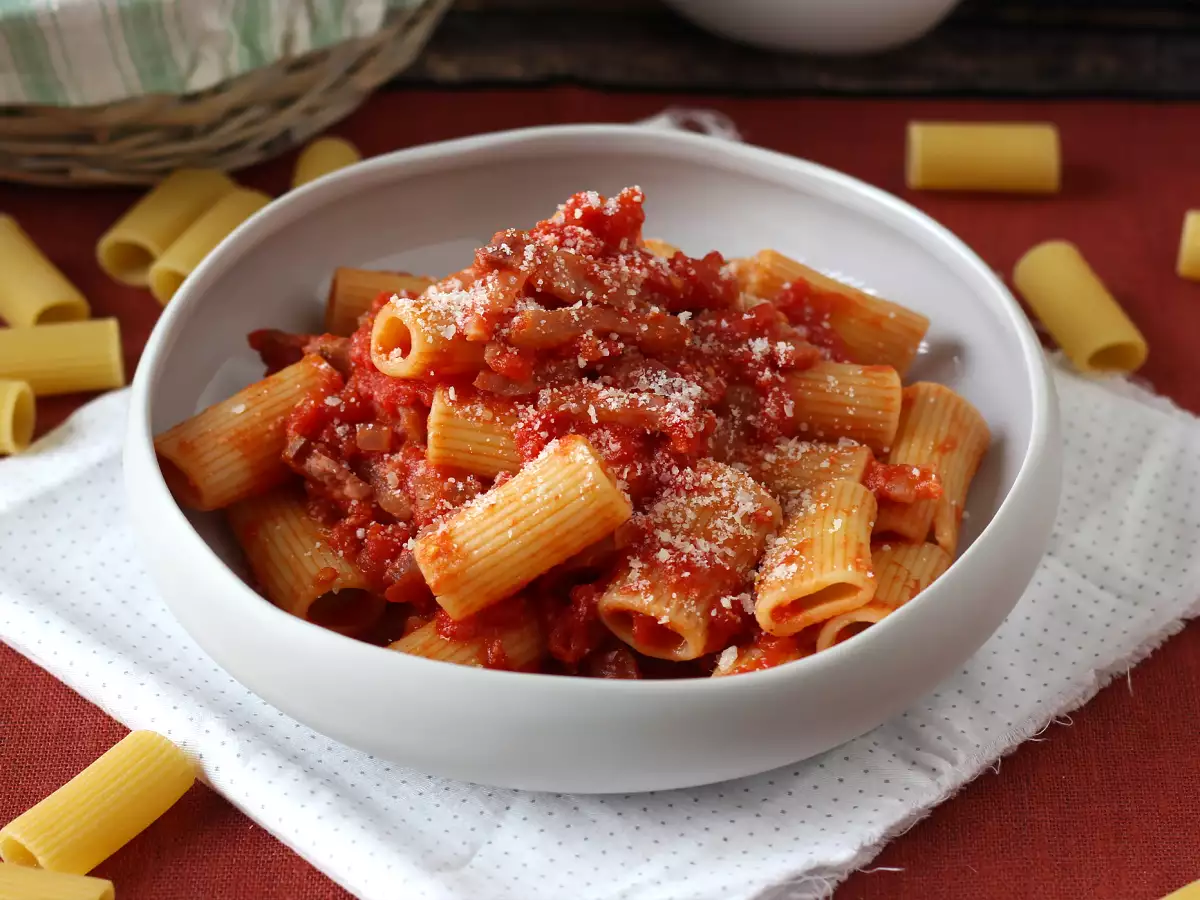 Recept Pasta all'amatriciana, a hagyományos recept lépésről lépésre elmagyarázva