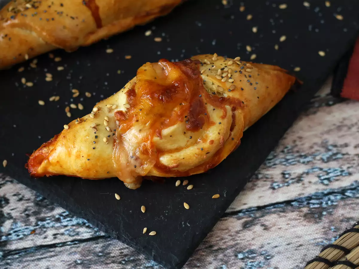Recept Pizzaszerű csónakos tekercsek paradicsommal, sonkával és mozzarella mártással töltve