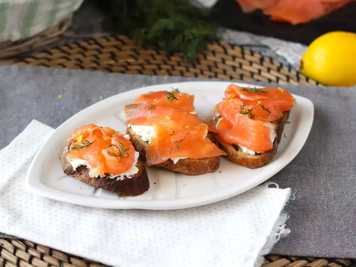 Recept Friss kecskesajt és füstölt lazac pirítóson